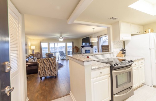 Lake Hamilton Copropriété | Nouvelle annonce, nouvelle rénovation sur le lac Hamilton, 2 chambres 2 salles de bain pour 6 personnes surplombe le lac
