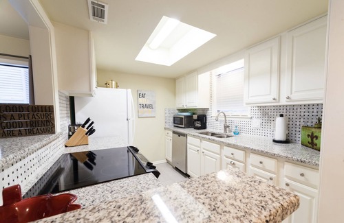 Lake Hamilton Copropriété | Nouvelle annonce, nouvelle rénovation sur le lac Hamilton, 2 chambres 2 salles de bain pour 6 personnes surplombe le lac
