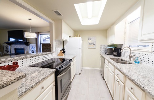 Lake Hamilton Copropriété | Nouvelle annonce, nouvelle rénovation sur le lac Hamilton, 2 chambres 2 salles de bain pour 6 personnes surplombe le lac