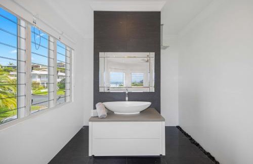 Lake Cathie Maison | The Vibe Beach House - direct beach access, spa