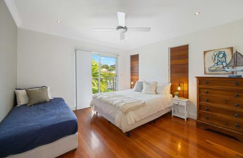 Lake Cathie Maison | The Vibe Beach House - direct beach access, spa