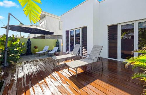 Lake Cathie Maison | The Vibe Beach House - direct beach access, spa