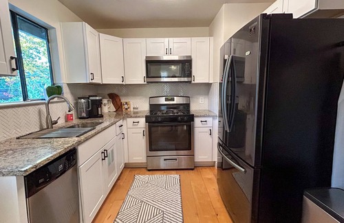 Blackshear-Prospect Hill Maison | The Vibe Yard - 3BR House + Yard