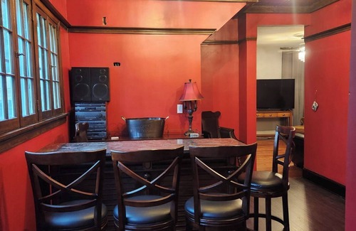 Springfield Maison | "The Vicky" A warm spacious 6-bedroom home in Springfield's Historic District!