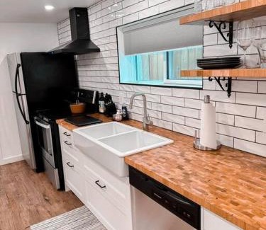 Salem Appartement | The Victoria Suite in Elora- King Bed