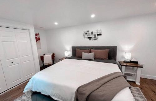 Salem Appartement | The Victoria Suite in Elora- King Bed