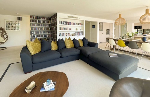 Lechlade Maison | The View, 7 Bowmoor Reach, Lakes by Yoo, sleeps 8 adults plus 2 kids, spa, pool