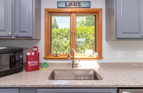 Lodi Cottage | La vue à Lodi Point - Confort confortable au bord du lac de niveau!