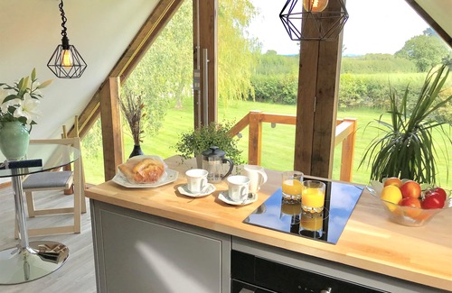 Nantwich Appartement | THE VIEW, CHESHIRE COUNTRYSIDE STUDIO WITH TUB BATH & HOT TUB, NEAR NANTWICH