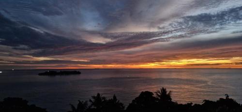 Sigunturmuda Maison | The view padang, Amazing view, 8 mins Mentawai fast ferry, cold beer,close to restaurants