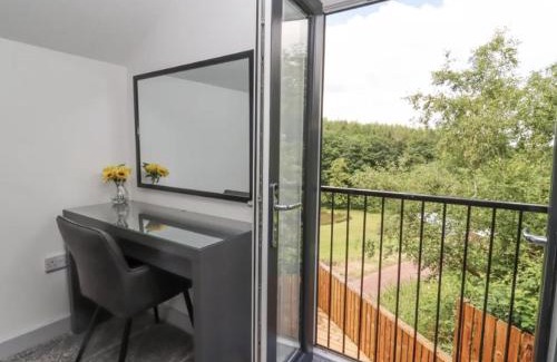 Hartshill Appartement | The View - Private Car Park with CCTV - Fast WiFi - Peaceful Retreat with Views for Business or Couples