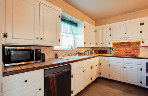 Central Oklahoma City Maison | The Village Home w/ Pool, 12 Mi to OKC!