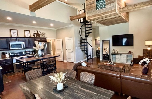 New Ulm Maison | The Vine - Modern, Rustic Barndominium on Vineyard with Private Lake, Sleeps 10
