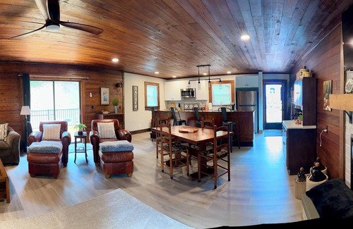 Stanly County Cabine | The Vineyard at Big Bear Creek Charming 3-bedroom cabin. Pet friendly. WIFI