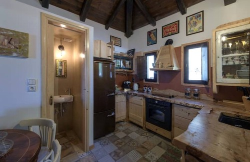 Mesaia Trikala Maison | The Walnut Tree Lodge-Mountain house in Greece