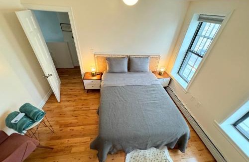 Queens Maison | The Waltham Private Room & bathroom John F Kennedy JFK LGA Airport Manhattan Penn Station bullet-train 15 min