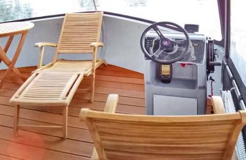 Meesiger Location De Bateaux | The water camper is simply and practically furnished.