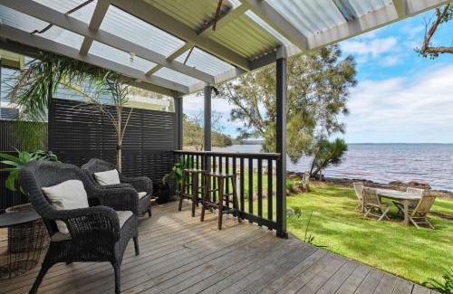 Erowal Bay Maison | The Waterfront House - Pet Friendly - Absolute Waterfront