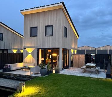 Heeg Maison | The Waterlodge Heeg - inclusief sloep tot eind oktober