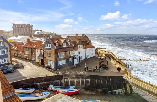 Sheringham Maison | The Wave - 3 bed beach front home in Sheringham