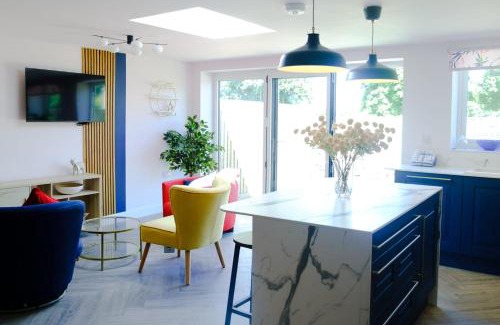 Pilning Maison | The Wave Cottage - 3 Bedroom with off road Parking for 3 Cars or Vans & EV point