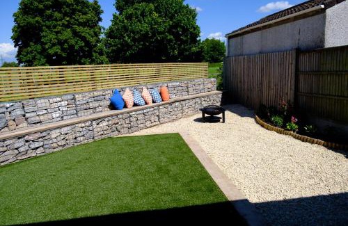 Pilning Maison | The Wave Cottage - 3 Bedroom with off road Parking for 3 Cars or Vans & EV point