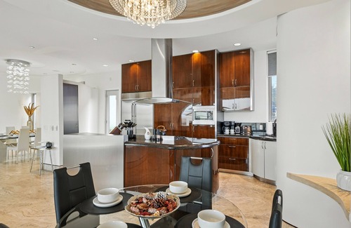 Roseville - Fleet Ridge Maison | The Wave House | Custom Gem w/ Panoramic Views, Fire Pit, BBQ, Pool Table & Wraparound Balconies