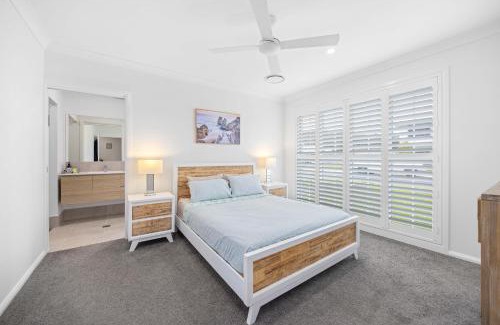 Dunbogan Maison | The Waybre - walk to the beach, ducted aircon