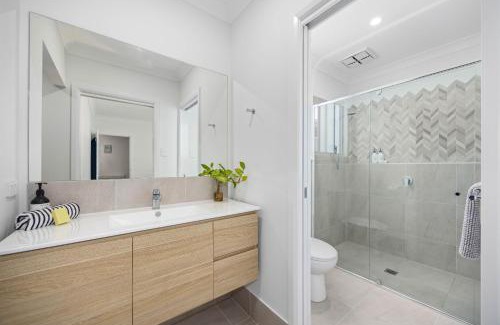 Dunbogan Maison | The Waybre - walk to the beach, ducted aircon