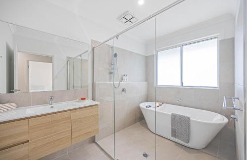 Dunbogan Maison | The Waybre - walk to the beach, ducted aircon