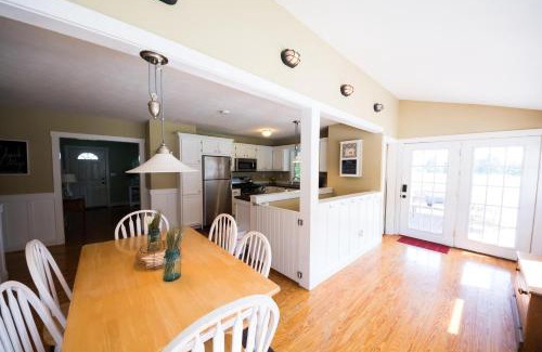 Helmsburg Maison | The Wayside Cottage