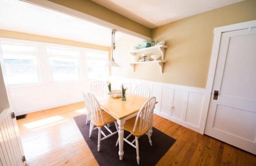 Helmsburg Maison | The Wayside Cottage
