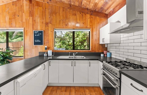 Onemana Maison | The Wee Bothy - Whangamata Holiday Home