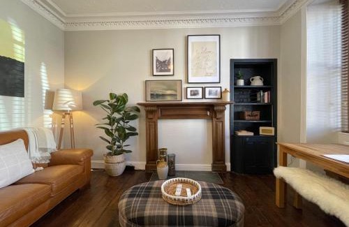 Inverkip Appartement | The Wee Shop, Stylish Two Bed Flat in Inverkip Village