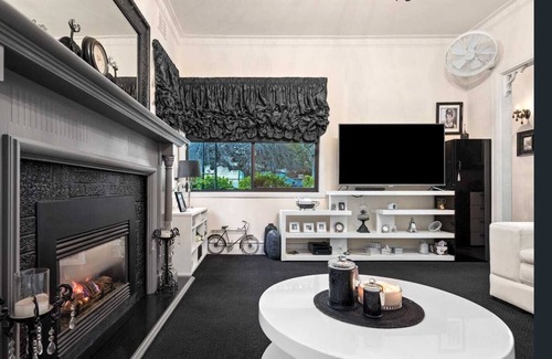 West Albury Maison | The Weeping Elm - Large and Spacious