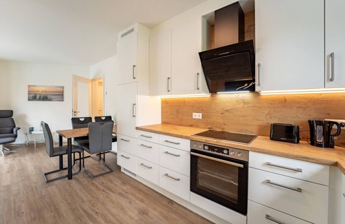 Bad Zwischenahn Appartement | The "Weißer Weg" vacation apartment offers 81 square meters of modern comfort for up to four people.