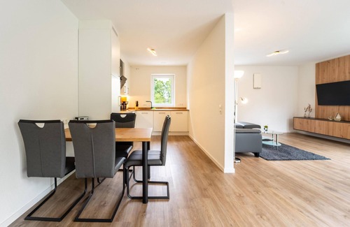 Bad Zwischenahn Appartement | The "Weißer Weg" vacation apartment offers 81 square meters of modern comfort for up to four people.