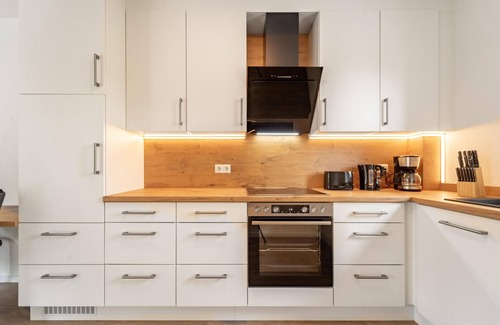 Bad Zwischenahn Appartement | The "Weißer Weg" vacation apartment offers 81 square meters of modern comfort for up to four people.