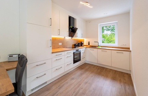 Bad Zwischenahn Appartement | The "Weißer Weg" vacation apartment offers 81 square meters of modern comfort for up to four people.