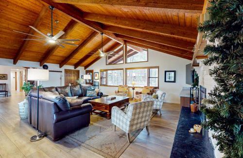 Pinetop Maison | The Whispering Woods