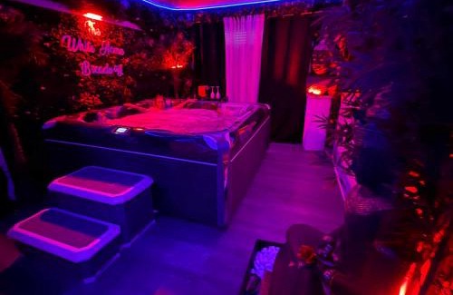 Chateauroux Maison | The White Home Broadway Love Room