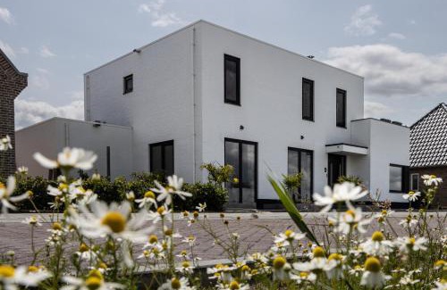 Tholen Appartement | The White House Apartment