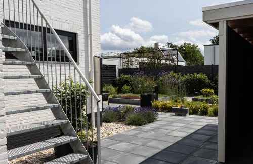 Tholen Appartement | The White House Apartment
