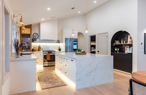 Caledonia Maison | The White House w/Hot Tub