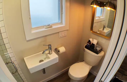Alphabet Historic District Hôtel | The Wiedler - Charming Tiny Home - AC, WiFi in the heart of the action!