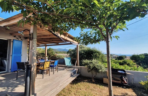 Centuri Maison | La nature sauvage du Cap Corse au bord de l'eau, adossée à la montagne