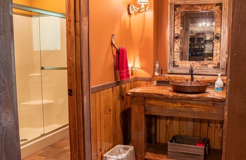 Goldbond Cabine | The Wilderness Lodge at Four Fillies Lodge
