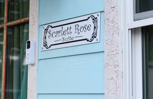 New Roads Maison | The Wildflower Inn of False River-nScarlett Rose Suite