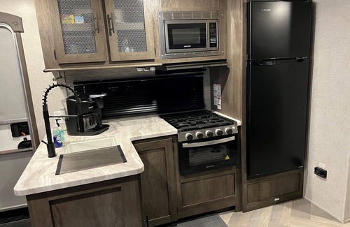 Brookston Maison | The Wildwood of Beaver Creek - Cozy 2 Bedroom RV w/ WiFi, Septic, and more!