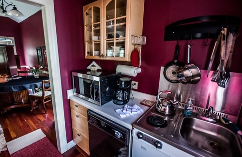 Divide Cottage | The Williamsburg Cottage at Valley Glen...your romantic mountain getaway